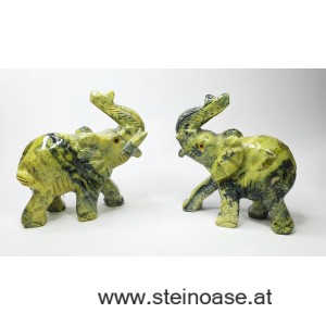 Elefant aus Serpentin / Jade